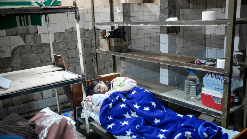 Fotografija: Iz nekaterih mest so v zadnjih dneh evakuirali del civilistov, a med močnim obstreljevanjem Mikolajeva ženske rojevajo v kleti bolnišnice. FOTO: Bulent Kilic/AFP