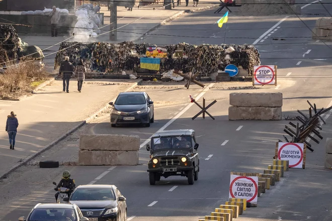 Zanimivo je, da veliko tistih, ki so prej nasprotovali cepljenju in zanikali obstoj koronavirusa, danes dvomi o verodostojnosti medijskih objav o vojni med Rusijo in Ukrajino. FOTO: Fadel Senna/Afp
