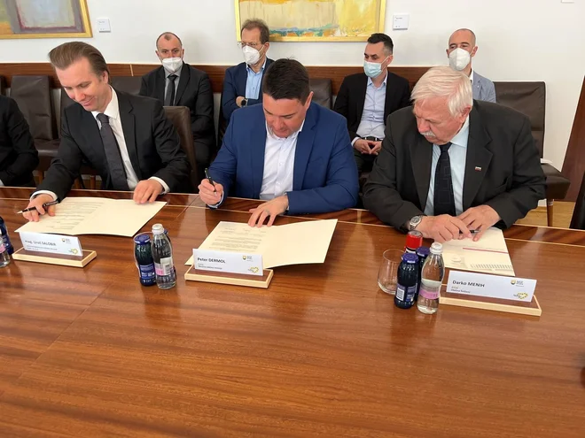 S podpisom sporazuma so se (z leve) direktor področja za strateške inovacije družbe Eles Uroš Salobir, velenjski župan Peter Dermol in šoštanjski župan Darko Menih zavezali, da bodo skupaj pripravili projekte, ki bodo omogočili prestrukturiranje doline, predvsem daljinskega ogrevanja. FOTO: MOV

