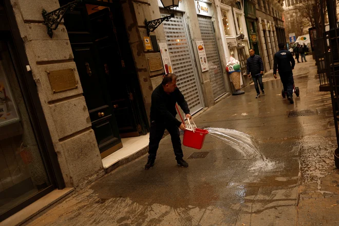 Prah je bil danes v Madridu povsod. FOTO: Susana Vera/Reuters

