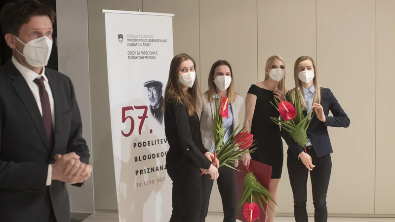 Fotografija: Urša Bogataj, Ema Klinec in Nika Križnar (desno) ne bodo več trenirale pod vodstvom Zorana Zupančiča (levo), Špela Rogelj (druga z desne) pa je svoje smuči postavila v kot. FOTO: Jure Eržen/Delo
