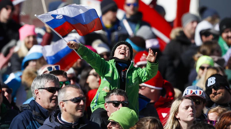Fotografija: Navijači si želijo druženja v živo, želja pa se jim je izpolnila konec tedna na Pokalu Vitranc v Kranjski Gori. FOTO: Matej Družnik/Delo