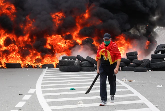 Črnogorski nacionalisti so septembra lani močno nasprotovali imenovanju Joanikija Mićovića za metropolita črnogorsko-primorske Srbske pravoslavne cerkve. FOTO: Stevo Vasiljević/Reuters
