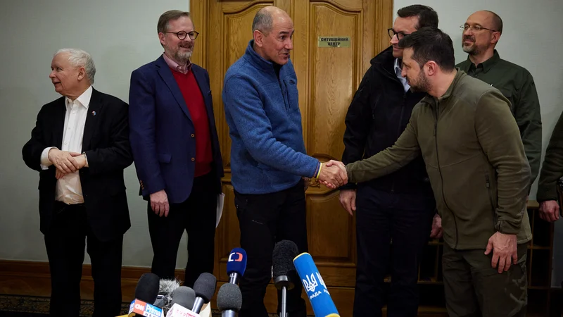 Fotografija: Slovenski premier Janez Janša, češki premier Petr Fiala, poljski premier Mateusz Morawiecki in Jaroslaw Kaczynski na obisku pri ukrajinskem predsedniku Volodimirju Zelenskem. FOTO: Predsedstvo Ukrajine/Reuters
