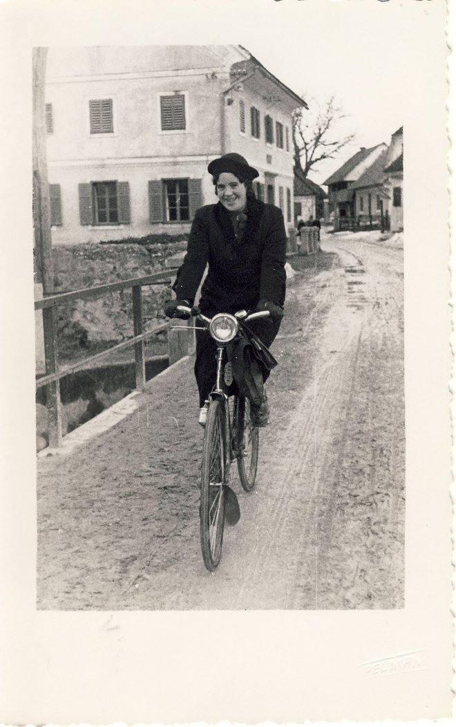 Kolo je bilo zelo pomembno pri emancipaciji žensk, ki so do koles težko prišle predvsem zaradi vprašanj spodobnosti. Fotografija je nastala leta 1939 v Preboldu. FOTO: Josip Pelikan/MNZC

