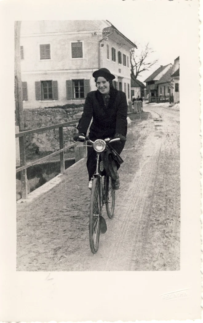 Kolo je bilo zelo pomembno pri emancipaciji žensk, ki so do koles težko prišle predvsem zaradi vprašanj spodobnosti. Fotografija je nastala leta 1939 v Preboldu. FOTO: Josip Pelikan/MNZC
