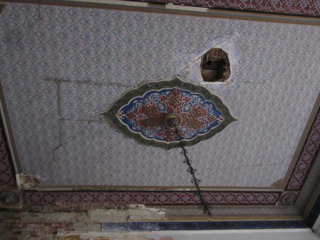 Najlepše ohranjeni in edini orientalski oziroma neomavrski strop v Sloveniji je dodatno poškodoval potres v Petrinji leta 2020. FOTO: Špela Kuralt/Delo
