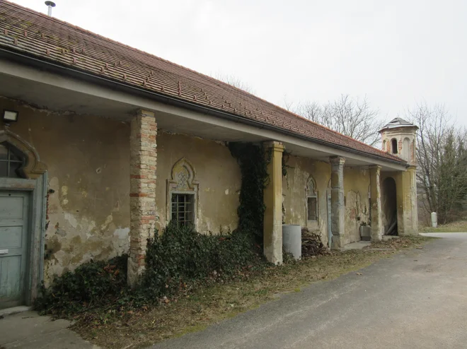 Kašča ostaja v lasti enega od prejšnjih lastnikov dvorca, vendar župan ne pričakuje nobenih težav. FOTO: Špela Kuralt/Delo
