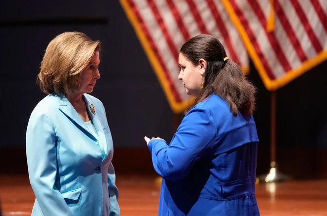 »Slava Ukrajini!« je predsednika napadene države pozdravila predsednica ameriškega predstavniškega doma Nancy Pelosi, na fotografiji z ukrajinsko veleposlanico v ZDA Oksano Markarovo. FOTO: Drew Angerer/AFP
