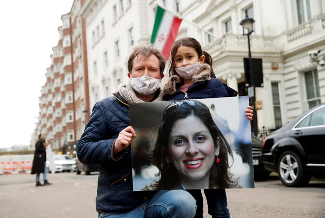 Mož Richard in hčerka Gabriella bosta lahko po več letih čakanja naposled objela Nazanin. FOTO: Andrew Boyers/Reuters
