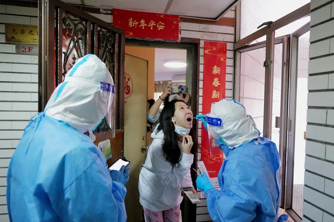 Žarišče okužbe je bilo najprej na jugu države, kjer je bilo v strogi karanteni 17,5 milijona prebivalcev Shenzhena. FOTO: Reuters
