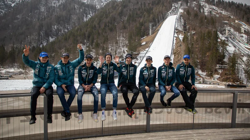 Fotografija: Slovenske skakalce in glavnega trenerja Roberta Hrgoto do konca zime čakata še letalnici v Oberstdorfu in Planici, na fotografiji v ozadju. FOTO: Voranc Vogel