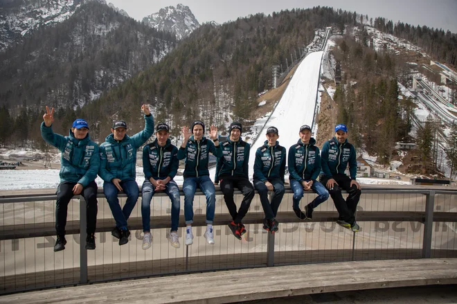 Slovenske skakalce in glavnega trenerja Roberta Hrgoto do konca zime čakata še letalnici v Oberstdorfu in Planici, na fotografiji v ozadju. FOTO: Voranc Vogel
