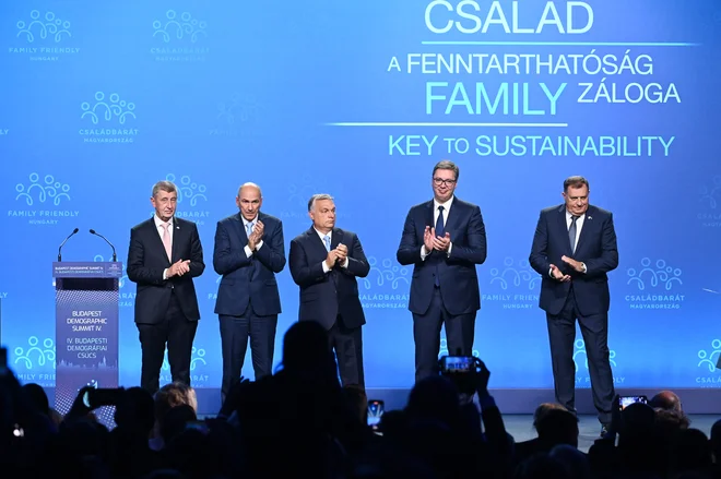 Andrej Babiš, Janez Janša, Viktor Orbán, Aleksandar Vučič in Milorad Dodik so tako pozirali septembra lani v Budimpešti. Zanje je bila Vučićeva Srbija tedaj zrela za pospešeno pot v Evropsko unijo, Srbija in Republika Srbska se nista odrekli Putinu, Orbán pa ga je nekoliko zatajil. Foto: ATTILA KISBENEDEK/AFP