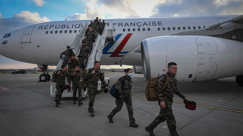 Fotografija: Francoski vojaki ob prihodu v Romunijo. Nato kot odziv na rusko agresijo krepi obrambo in odvračanje Rusije na na svojem vzhodnem krilu. FOTO: Daniel Mihailescu/AFP