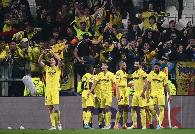 Pau Torres je takole razveselil navijače Villarreala v Torinu z golom za vodstvo 2:0. FOTO: Marco Bertorello/AFP
