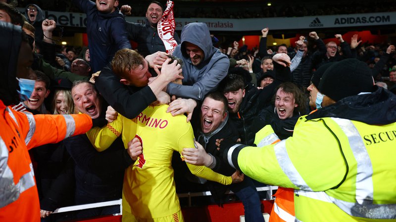 Fotografija: Navijači Liverpoola proslavljajo s strelcem drugega gola Robertom Firminom. FOTO: David Klein/Reuters
