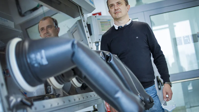 Na Norveškem nastaja tovarna, kjer bodo uporabljali baterijsko celico s katodo, ki bo delovala z napetostjo 4,2 volta, danes je to 3,7 volta – to pomeni za približno petino več energije, pravi Robert Dominko. FOTO: Jože Suhadolnik/Delo