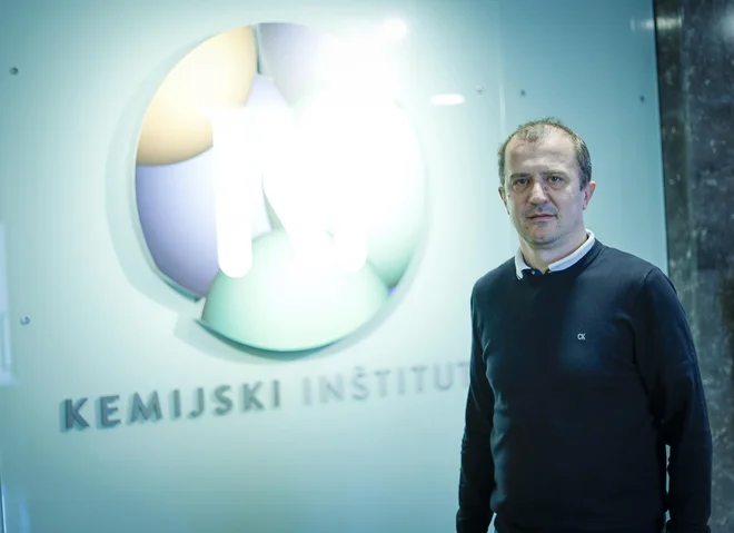 Na Kemijskem inštitutu smo dobili evropska sredstva skupaj s francosko družbo Blue Solutions za razvoj polimernega elektrolita, pravi Robert Dominko. FOTO: Jože Suhadolnik/Delo
