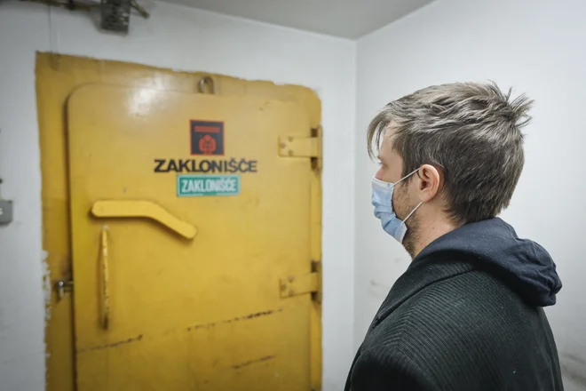 Zaklonišče pod stolpnico na Dunajski 5 v Ljubljani je prazno, sicer pa nekatera zaklonišča uporabljajo različna društva in glasbene skupine. FOTO: Jože Suhadolnik
