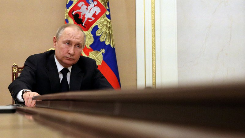 Fotografija: Vladimir Putin z grožnjami pripravlja rusko družbo na dejstvo, da bo konflikt z Zahodom dolg, da se bo morala Rusija v njem žrtvovati in da se bodo državljani morali s tem sprijazniti. FOTO: Mikhail Klimentyev/Reuters
