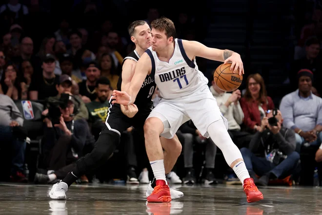 Luka Dončić in Goran Dragić (za njim) sta se tudi tokrat gnala na vso moč. FOTO: Brad Penner/USA Today Sports
