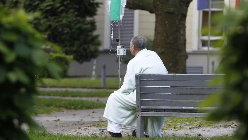 Fotografija: Naš bolnik je v tej igri denarja že ves čas oseba z imenom in priimkom nzgolj do trenutka, ko mu država po avtomatizmu prenakaže del plače na račun ZZZS! FOTO: Leon Vidic/Delo
