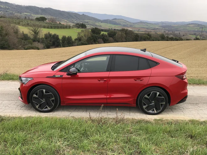 Enyaq coupe je za odtenek daljši in ima nekoliko manjši zračni upor kot enyaq. FOTO: Aljaž Vrabec
