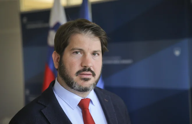 Miha Lobnik meni, da banke ne morejo brez upravičenega razloga enostransko prekiniti sodelovanja s posameznikom že zgolj zaradi njegovega državljanstva. FOTO: Jože Suhadolnik/Delo

