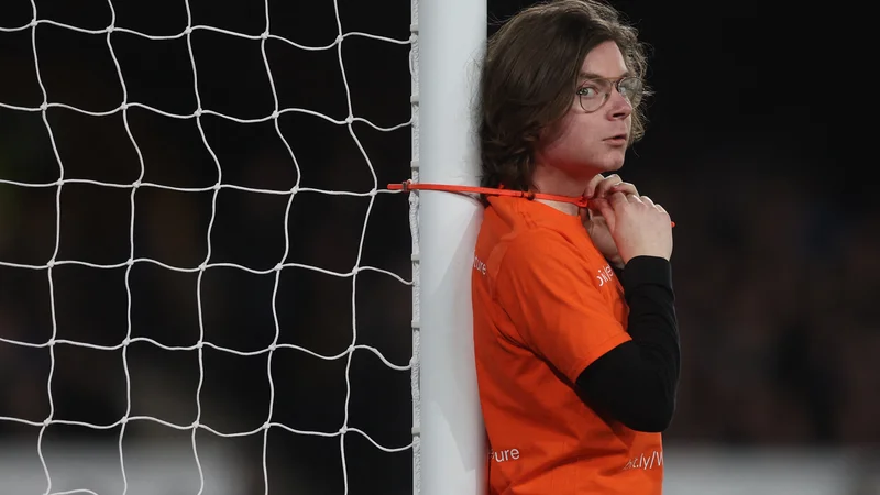 Fotografija: »Samo ustavite nafto« in »nimamo prihodnosti« se je glasilo sporočilo na oranžni majici. FOTO: Lee Smith/Reuters