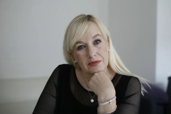 Tako kot se je mama njej, se zdaj vsakič oglasi na telefon, ko jo kličeta hčerki, pa čeprav je sredi česa pomembnega, pravi Alenka Kesar. FOTO: Blaž Samec
