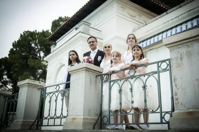 Družinski utrinek iz Opatije, kjer sta Alenka in Kamenko (obdana z otroki iz njunih prvih zakonov) svojo močno ljubezen zapečatila s poroko. FOTO: osebni arhiv
