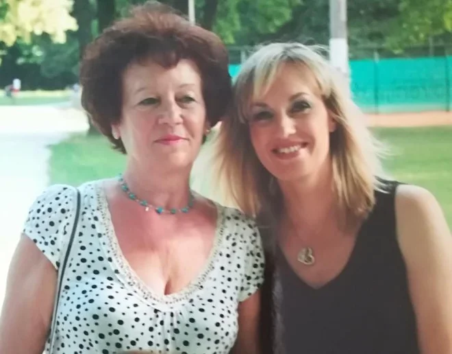 Alenka Kesar z mamo Valerijo Mirt, o kateri pravi, da ji je čedalje bolj podobna. FOTO: osebni arhiv
