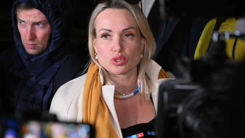 Fotografija: Marino Ovsjanikovo so na policiji zadrževali štirinajst ur, potem pa so ji prisodili 30.000 rubljev kazni. Čez palec: 250 evrov. FOTO: AFP