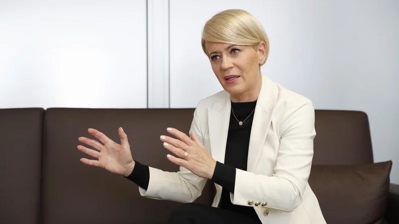 Aleksandra Pivec: Nisem naklonjena zgolj pragmatičnemu povezovanju, da se seštejemo in pokažemo neko moč. Zato v Naši deželi nismo podpisali nobenega predvolilnega ne povolilnega sporazuma. Na volitve sem po mučnem obdobju grobega odstranjevanja mene osebno iz politike želela samostojno, a z javno obljubo po dialogu po volitvah. FOTO: Leon Vidic/Delo