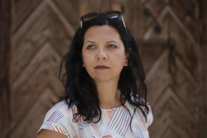 &raquo;Vedno imam v mislih, da sploh lahko to delam, ker ljudje plačujejo RTV-naročnino. In si zato zaslužijo, da smo tam, kjer se verjetno prav zdaj piše zgodovina,&laquo; pravi Karmen Švegl. FOTO: Jure Eržen/Delo
