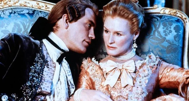 Markiza de Merteuil (Glenn Close) in vikont Valmonta (John Malkovich) se v Nevarnih razmerjih poigravata z usodami ljubimcev. FOTO: promocijsko gradivo
