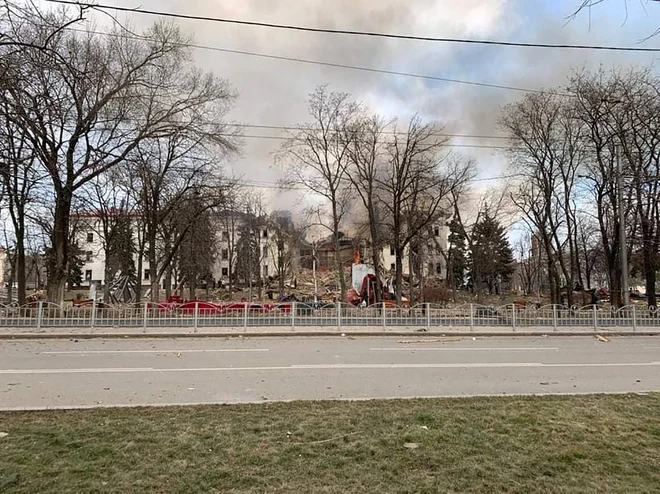 Uničeno gledališče v Mariupolju FOTO: AFP
