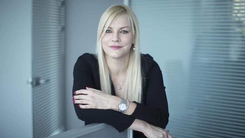 Fotografija: odvetnica dr. Minu A. Gvardjančič, partnerka v odvetniški družbi Ketler in Partnerji, članici združenja Karanović o razlogih za pobudo za presojo ustavnosti zakona o omejitvi in porazdelitvi valutnega tveganja med kreditodajalci in kreditojemalci kreditov v švicarskih frankih. Foto: Jure Eržen/Delo