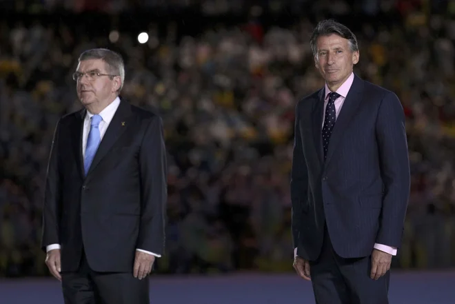 Prvi mož svetovne atletike Sebastian Coe (desno) je med kandidati za prevzem največji navijač Chelseaja. FOTO: Stoyan Nenov/Reuters

