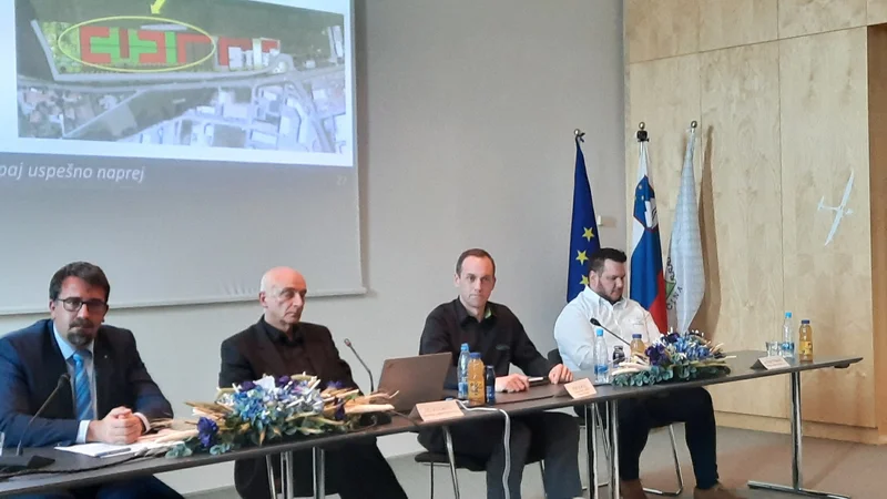 Fotografija: Na fotografiji župan Ajdovščine Tadej Beočanin, Ivo Boscarol, izvršni direktor Textrona Rob Scholl in tehnični direktor pri Pipistrelu Tine Tomažič. FOTO: Janez Tomažič/Delo
