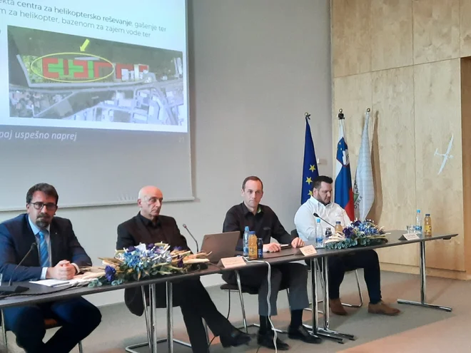 Na fotografiji župan Ajdovščine Tadej Beočanin, Ivo Boscarol, izvršni direktor Textrona Rob Scholl in tehnični direktor pri Pipistrelu Tine Tomažič. FOTO: Janez Tomažič/Delo
