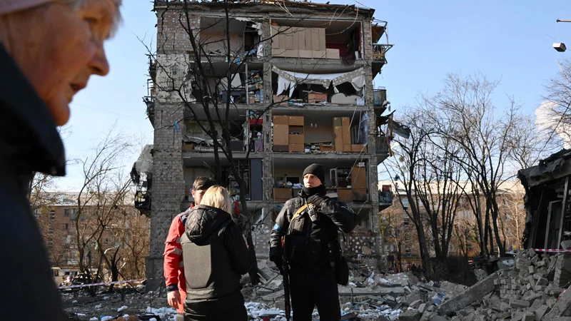Fotografija: Poškodovane stavbe v Kijevu. FOTO: Sergei Supinsky/AFP