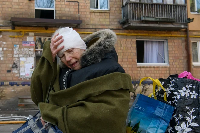 Ranjena prebivalka Kijeva. FOTO: Stringer Reuters
