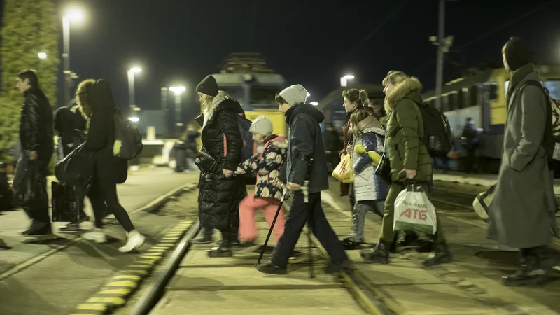 Fotografija: EU je ob ukrajinski vojni prvič aktivirala direktivo o začasni zaščiti, ki omogoča, da pridejo beguni do pravic po hitrejšem postoku. Foto Jure Eržen
