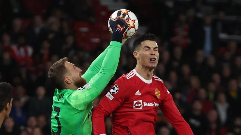 Jan Oblak je v osmini finala lige prvakov izločil Manchester United in Cristiana Ronalda, v četrtfinalu se bo pomeril z drugim velikanom iz Manchestra, Cityjem. FOTO: Phil Noble/Reuters
