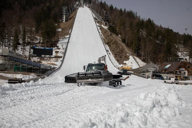 V Planici se vse lišpa za praznik v dolini pod Poncami. FOTO: Voranc Vogel
