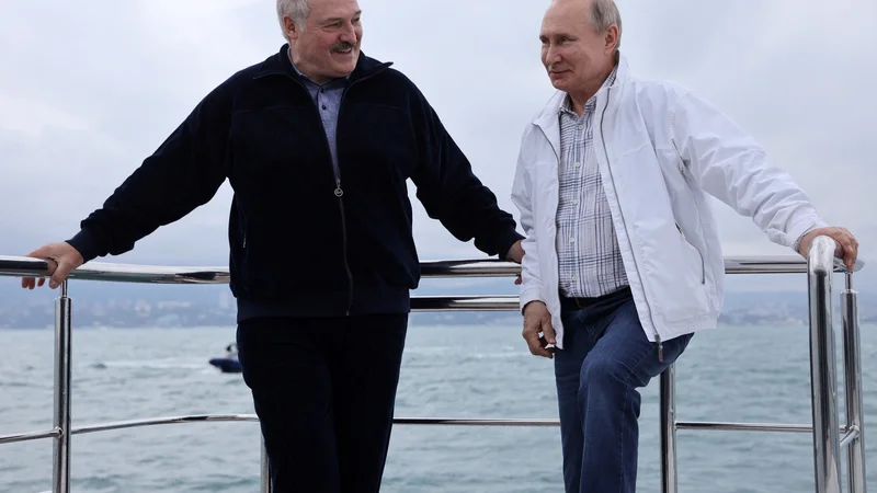 Fotografija: Aleksander Lukašenko je naredil vse, da bi svojemu ruskemu botru Vladimirju Putinu olajšal vojaški pohod. Foto: Sergei Ilyin/AFP