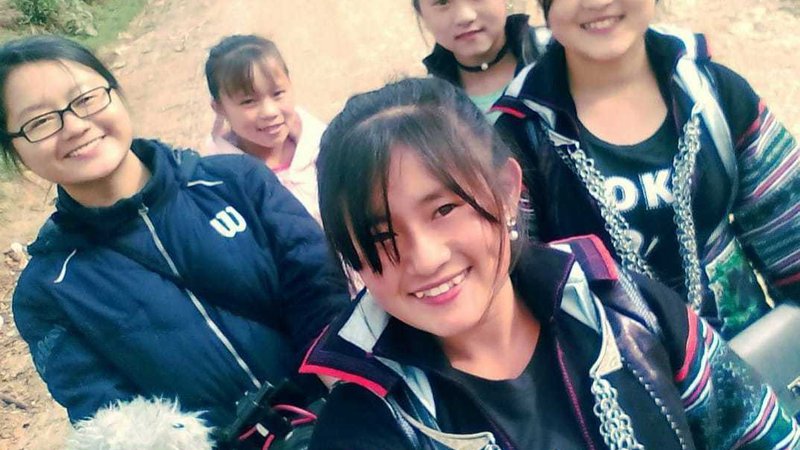Fotografija: Ha Le Diem (levo) z Di (v ospredju) in deklicami iz ljudstva Hmong. FOTO: Promocijsko gradivo
