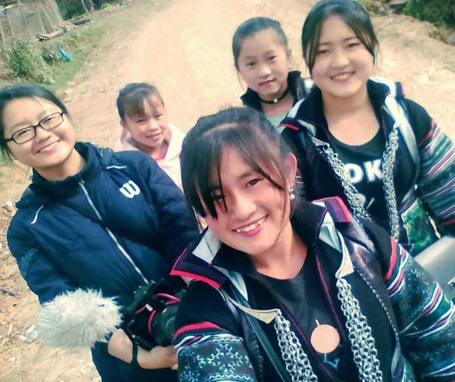 Ha Le Diem (levo) z Di (v ospredju) in deklicami iz ljudstva Hmong. FOTO: Promocijsko gradivo